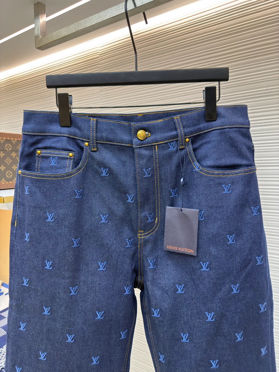 LOUIS VUITTON embroidered logo jeans ●Authentic product: purchased and developed by 15939 ●Item number: 1680014-B60 ●Fabric: denim fabric ●Technology: embroidery production ●Version: fitted version ●Weight: about 1145 grams ●Size: 30-32-34-36 ●Description: The fabric is made of 430g denim fabric, which feels breathable and comfortable after washing. Every detail is customized by YB, with matching patterns, custom hardware buttons, and leather tags that are highly restored, comparable to the original ones. It can be matched with the same style to create a fashionable look, and can be used in various occasions. Customized accessories, complete with three standards, same style for men and women!